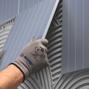 MAPEI Adesilex P9 Fiber Plus cementové lepidlo s vystuženými vláknami na dlažbu a obklad